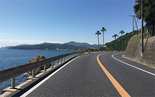 美しい海の風景が続く海沿いの道を約9.5km、【炬口北】の交差点まで進みます。